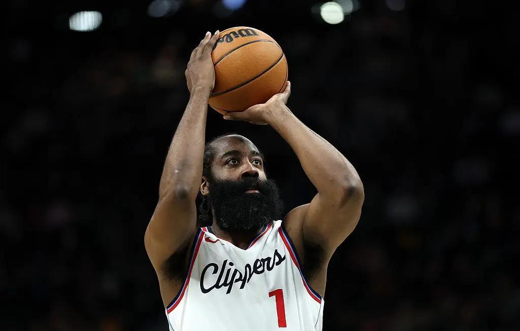 开云体育iOS版下载-哈登重返赛场，持续失利首场状态出色，皇家马德里观众沸腾！再创辉煌时刻的简单介绍